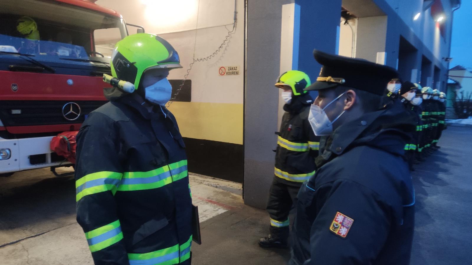 kolegové ze směny se loučí s odcházejícím Milošem Paroubkem  (4).jpg