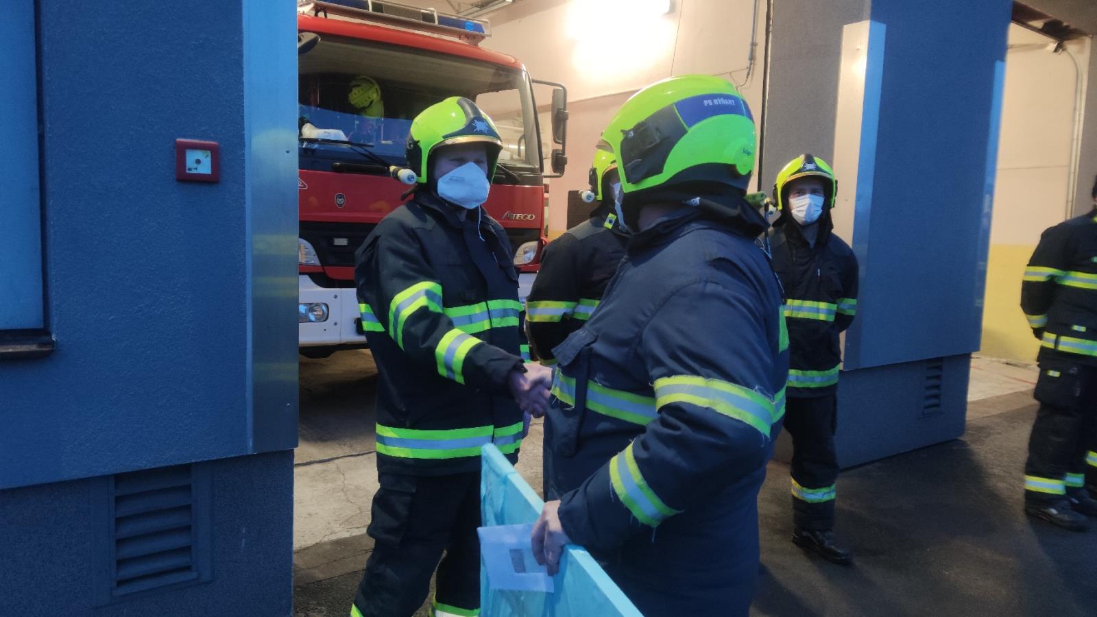 kolegové ze směny se loučí s odcházejícím Milošem Paroubkem  (5).jpg