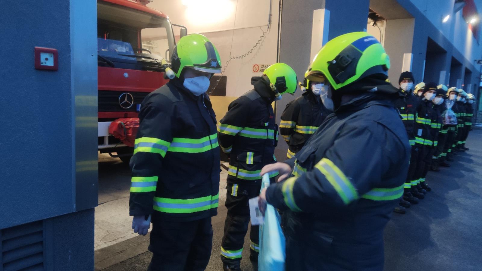 kolegové ze směny se loučí s odcházejícím Milošem Paroubkem  (6).jpg