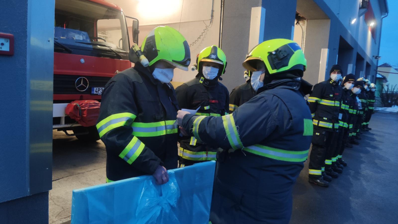 kolegové ze směny se loučí s odcházejícím Milošem Paroubkem  (7).jpg