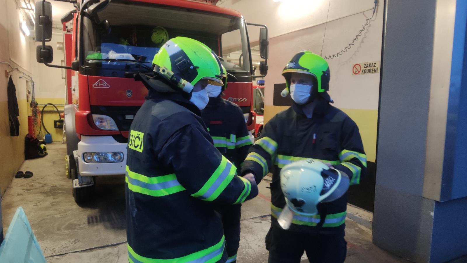 kolegové ze směny se loučí s odcházejícím Milošem Paroubkem  (9).jpg