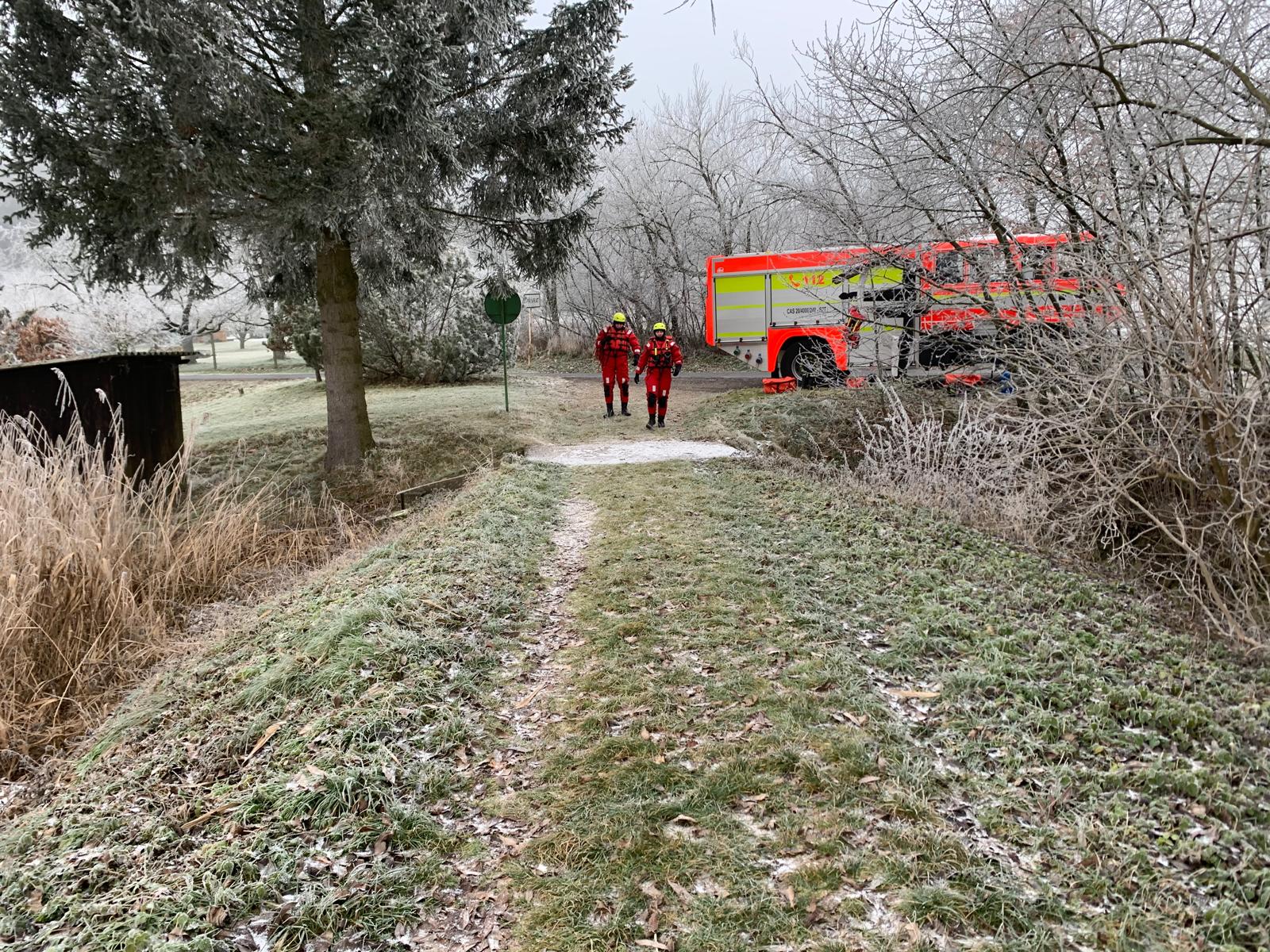 nácvik záchrany na zamrzlé vodní hladině