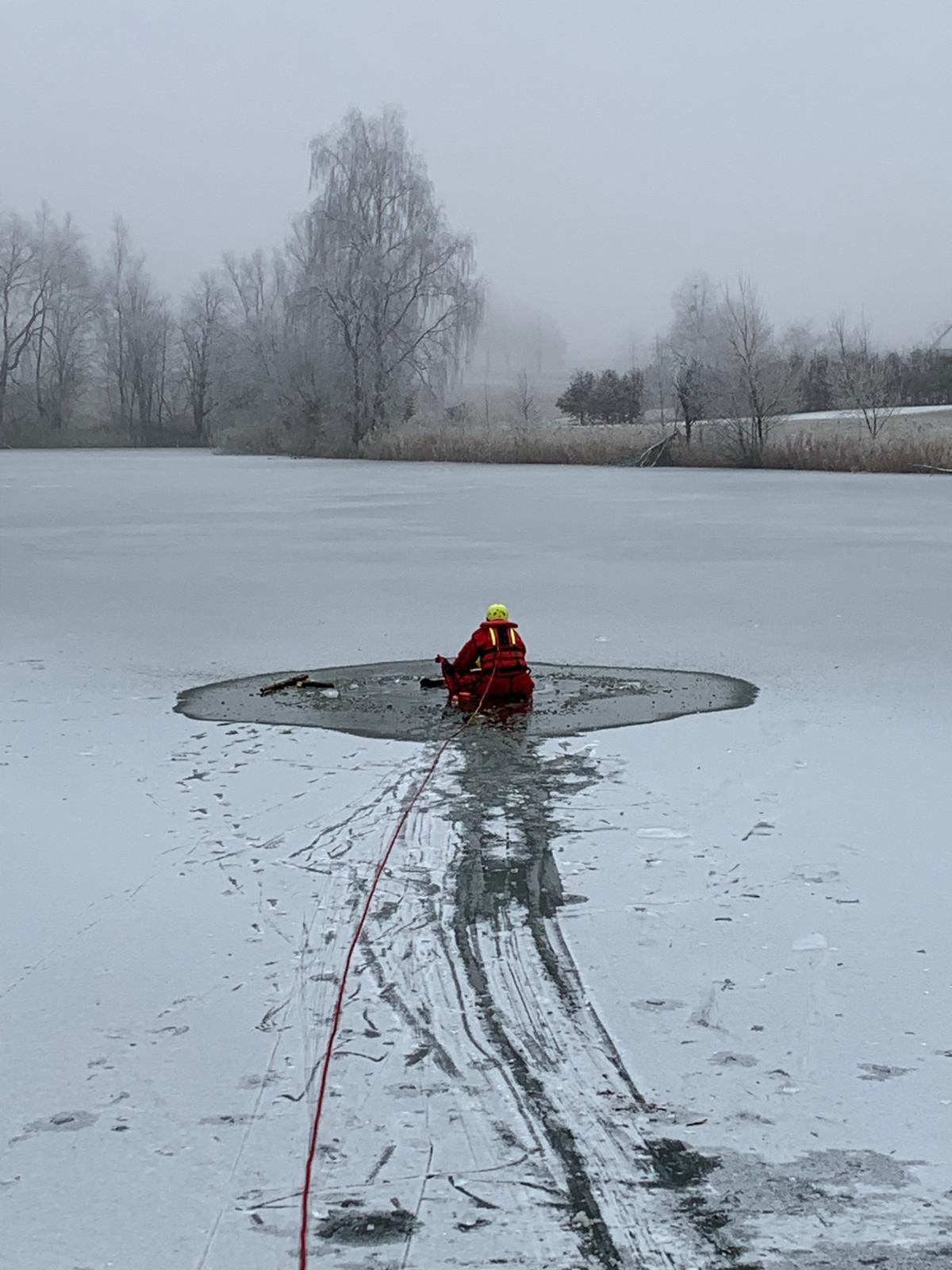 nácvik záchrany na zamrzlé vodní hladině 1