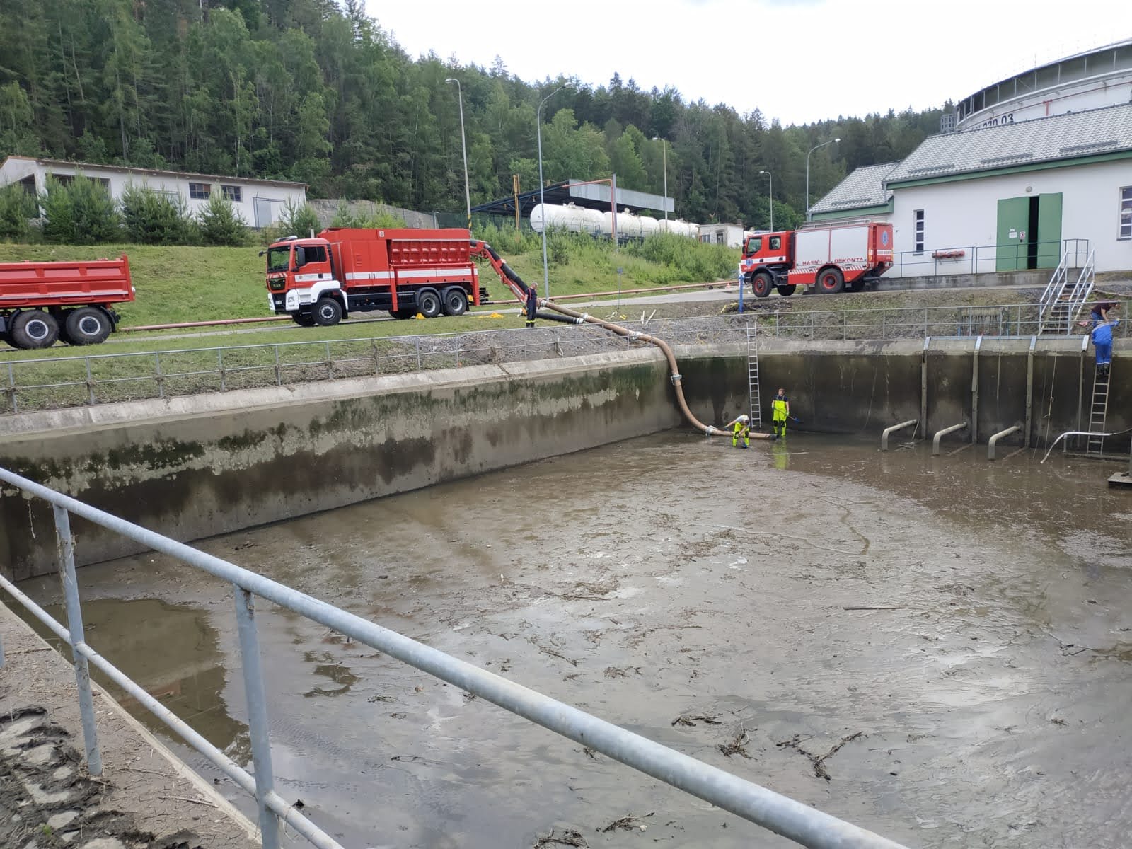 odsávání naplavenin po přívalových deštích v areálu SSHR.jpg