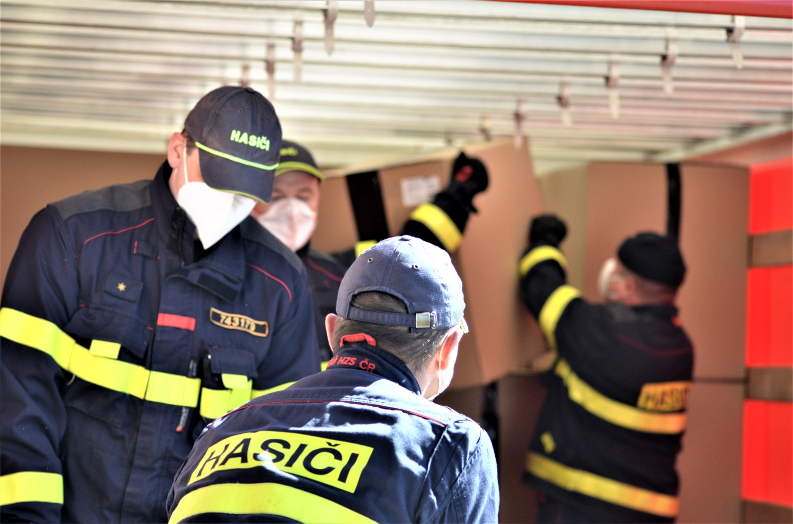 pomocí devíti vozidel a souprav Záchranného úvaru bylo do krajů přepraveno 2,7 milionu testů.JPG