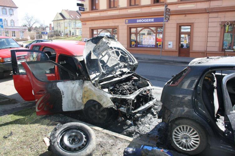 požár dvou aut Roudnice.jpg