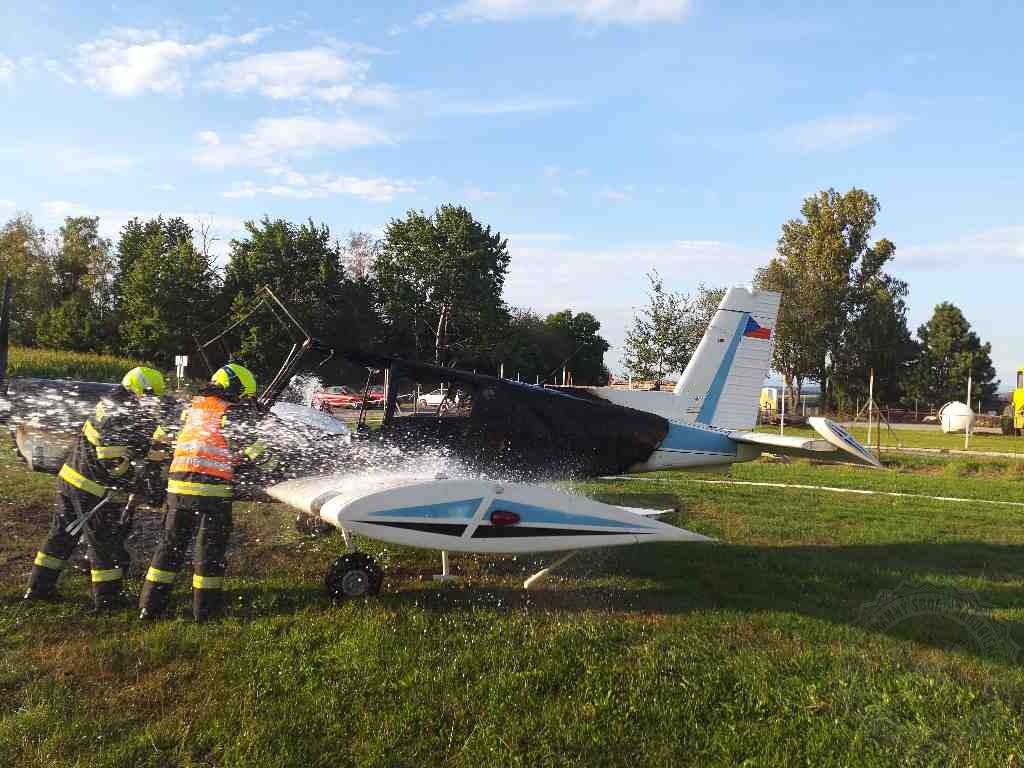 požár letadla Skuteč.jpg