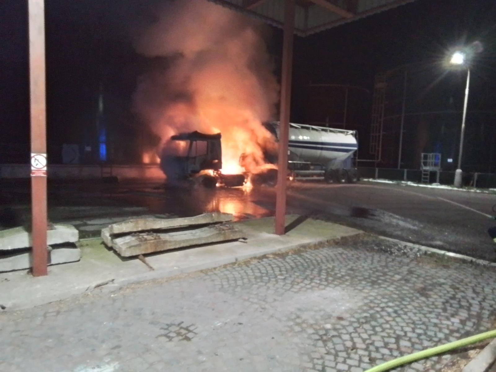 požár nákladního automobilu 1.jpg