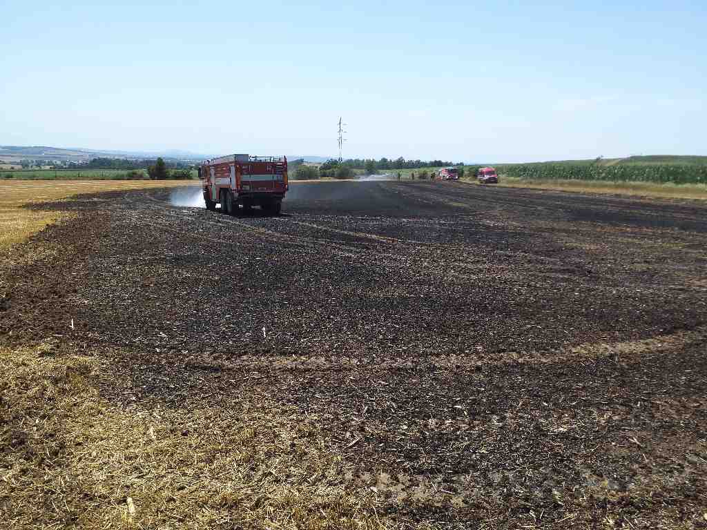 požár pole (4).jpg