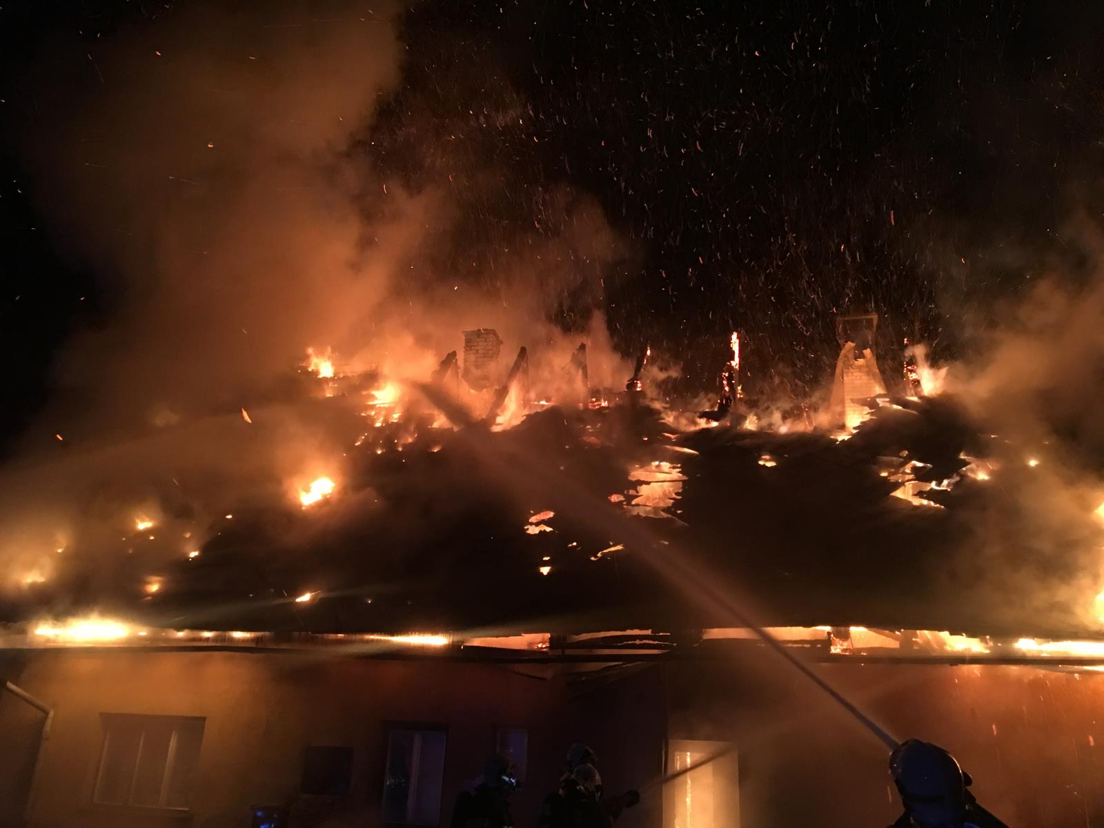 požár střechy starého stavení Bohdíkovo 10-12-2016
