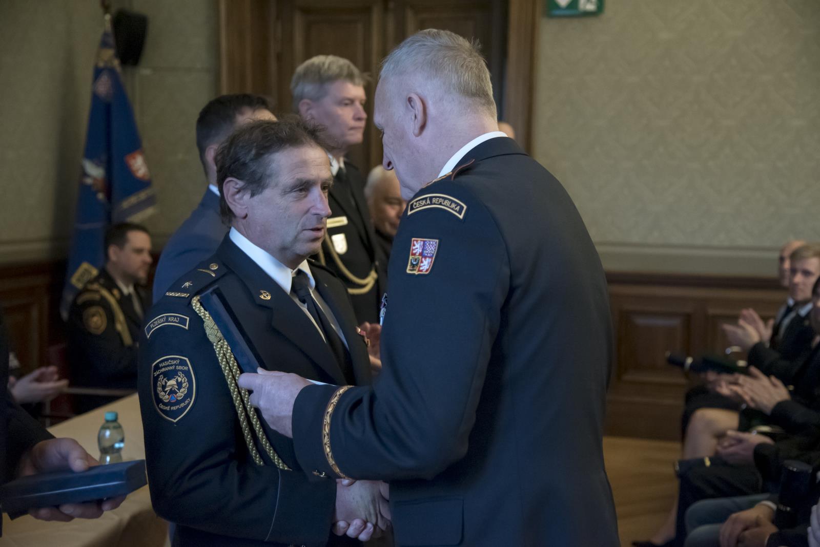 předávání medailí za zásluhy o bezpečnost (2).jpg