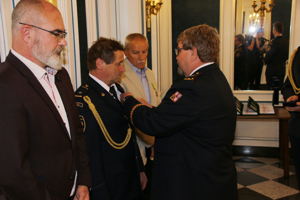 předávání služebních medalí na zámku Kozel (10).JPG