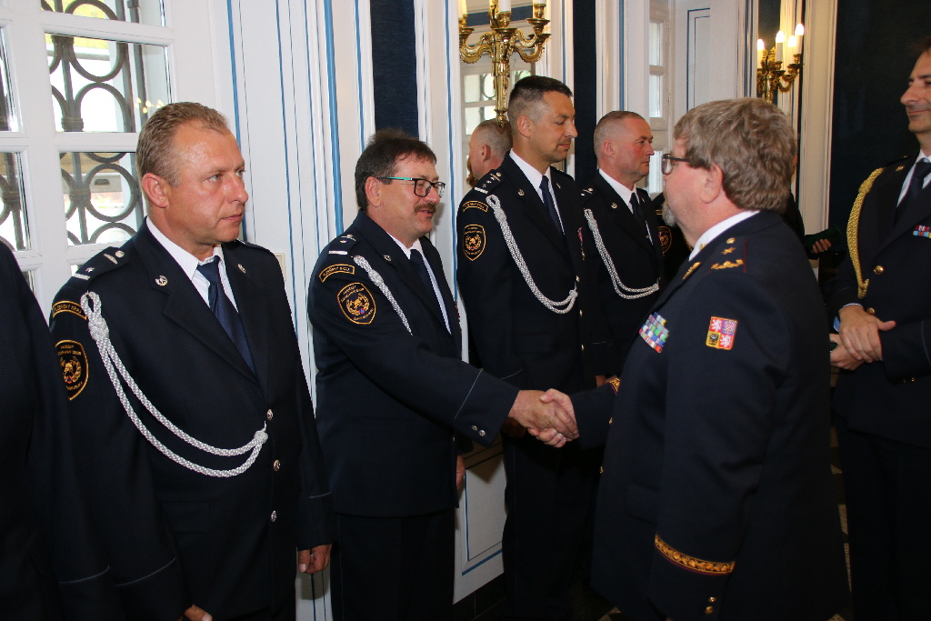 předávání služebních medalí na zámku Kozel (13).JPG
