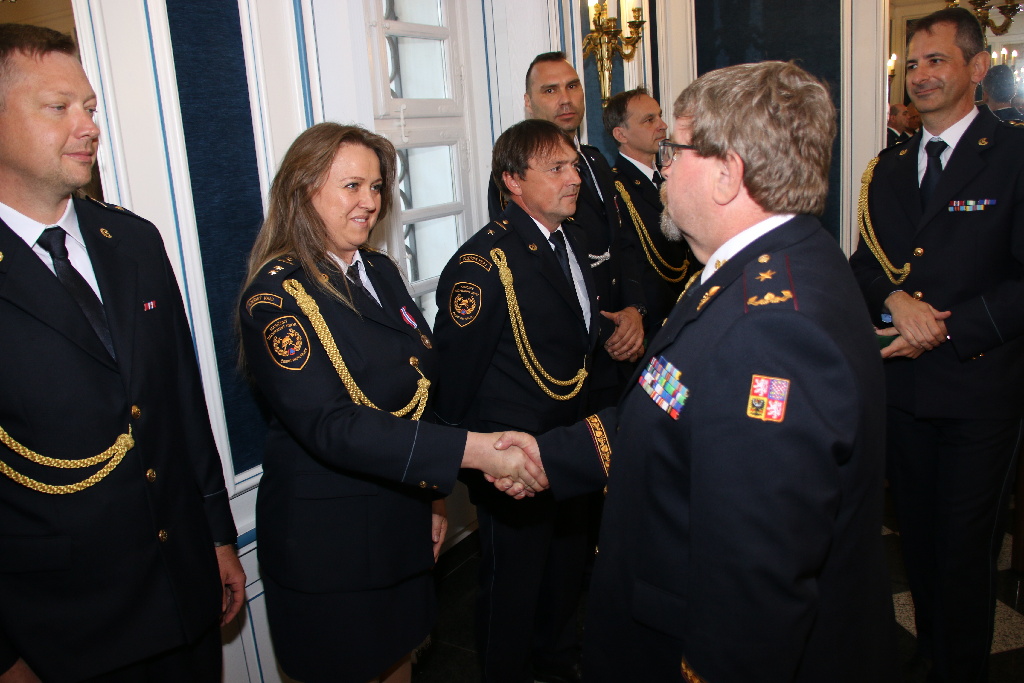 předávání služebních medalí na zámku Kozel (15).JPG