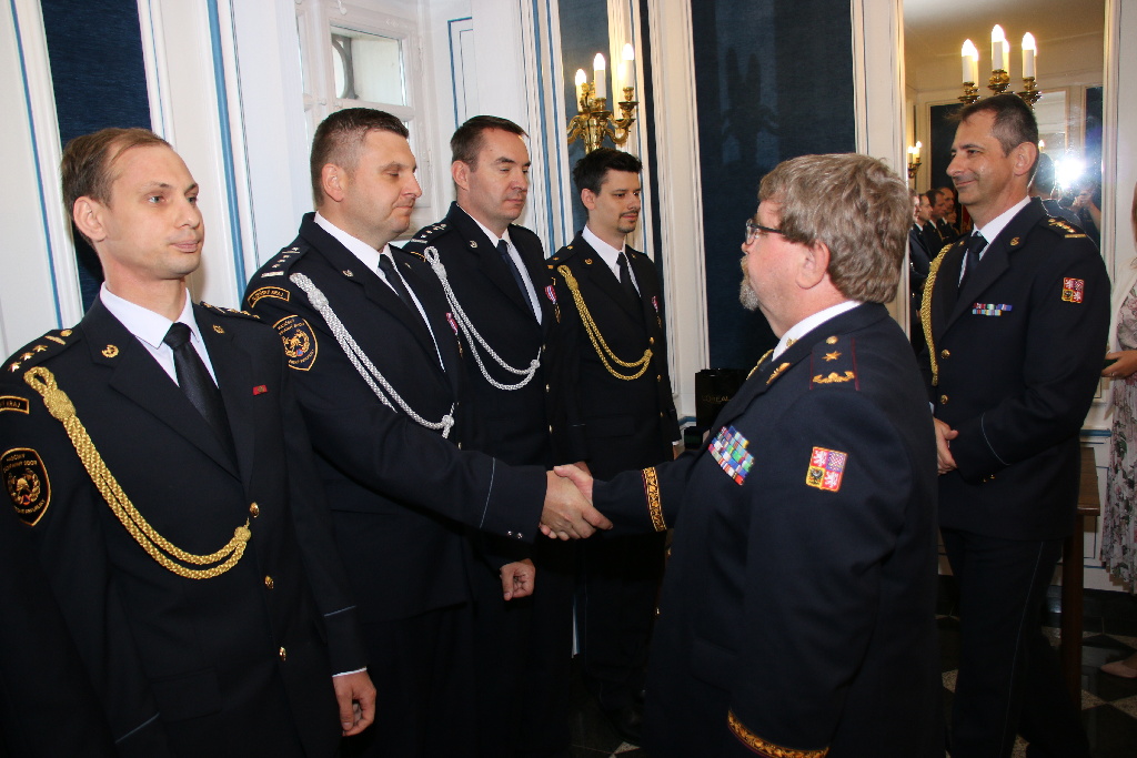 předávání služebních medalí na zámku Kozel (17).JPG