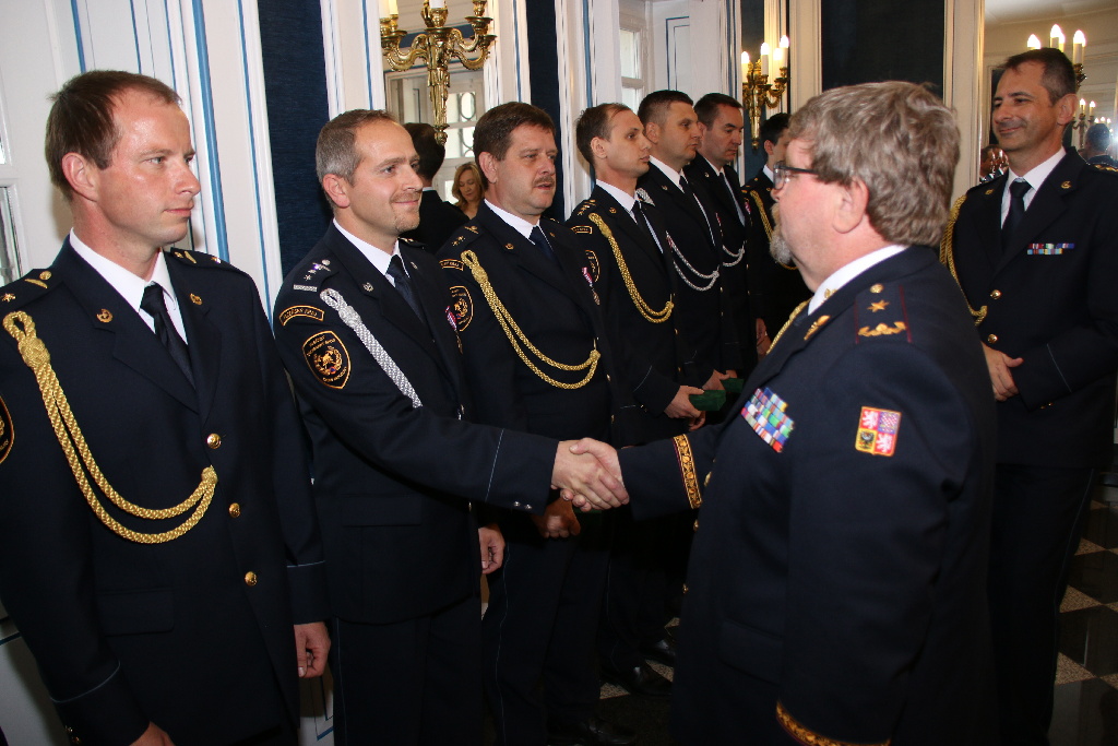předávání služebních medalí na zámku Kozel (19).JPG