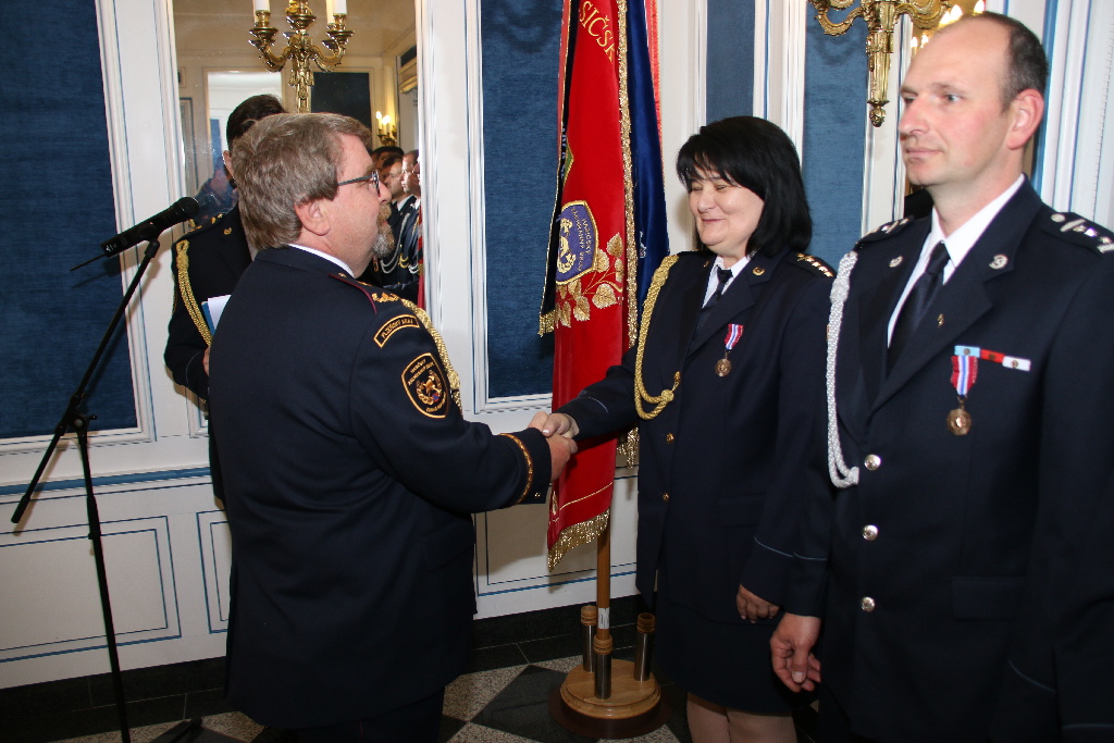 předávání služebních medalí na zámku Kozel (20).JPG