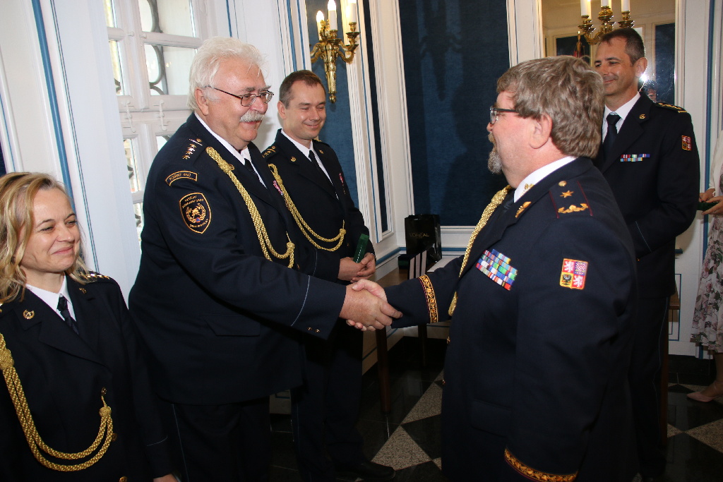 předávání služebních medalí na zámku Kozel (21).JPG
