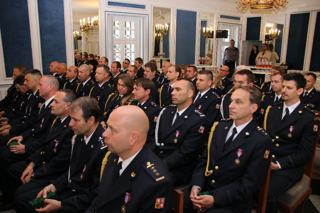 předávání služebních medalí na zámku Kozel (4).JPG