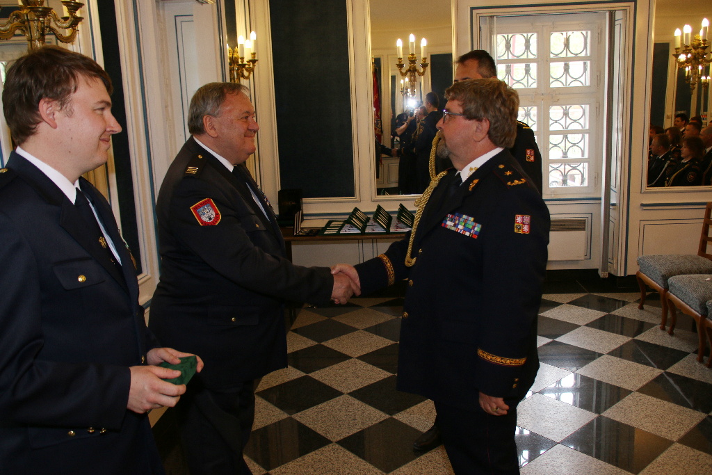 předávání služebních medalí na zámku Kozel (9).JPG