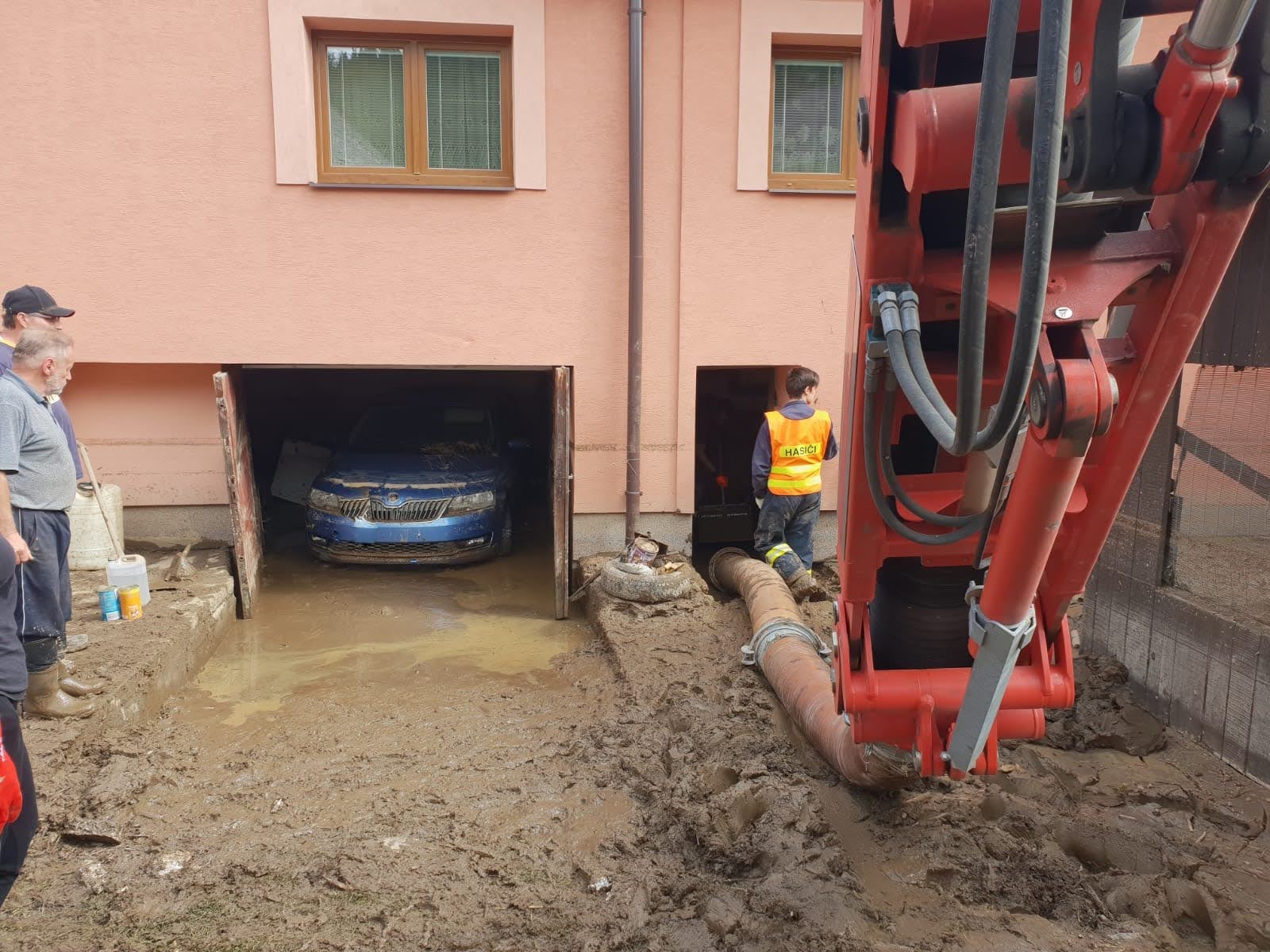 rameno sacího bagru a sací hadice při odsávání bahna ze sklepa.jpg