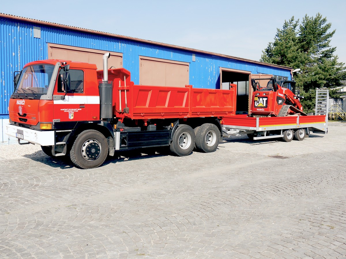 t 815 s3 + cat.JPG