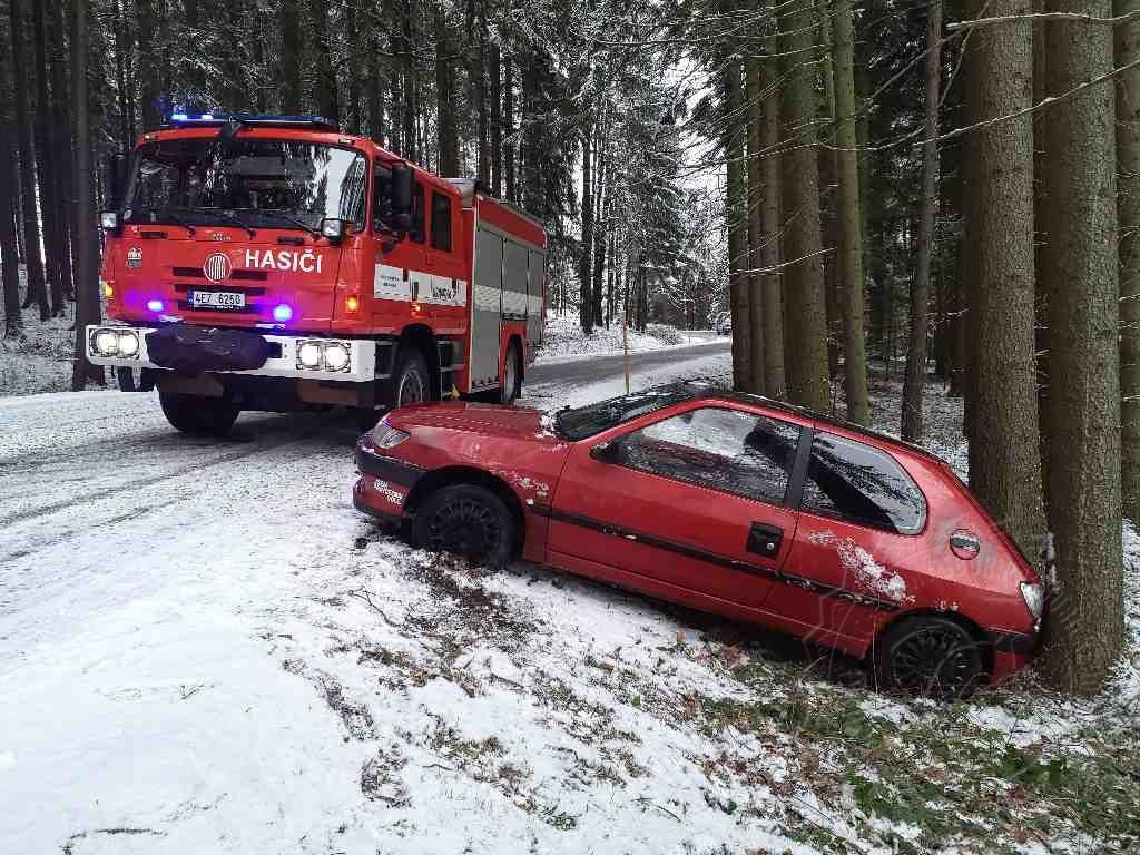 u Dolní Čermné auto mimo komunikaci 19.3.2021.jpg