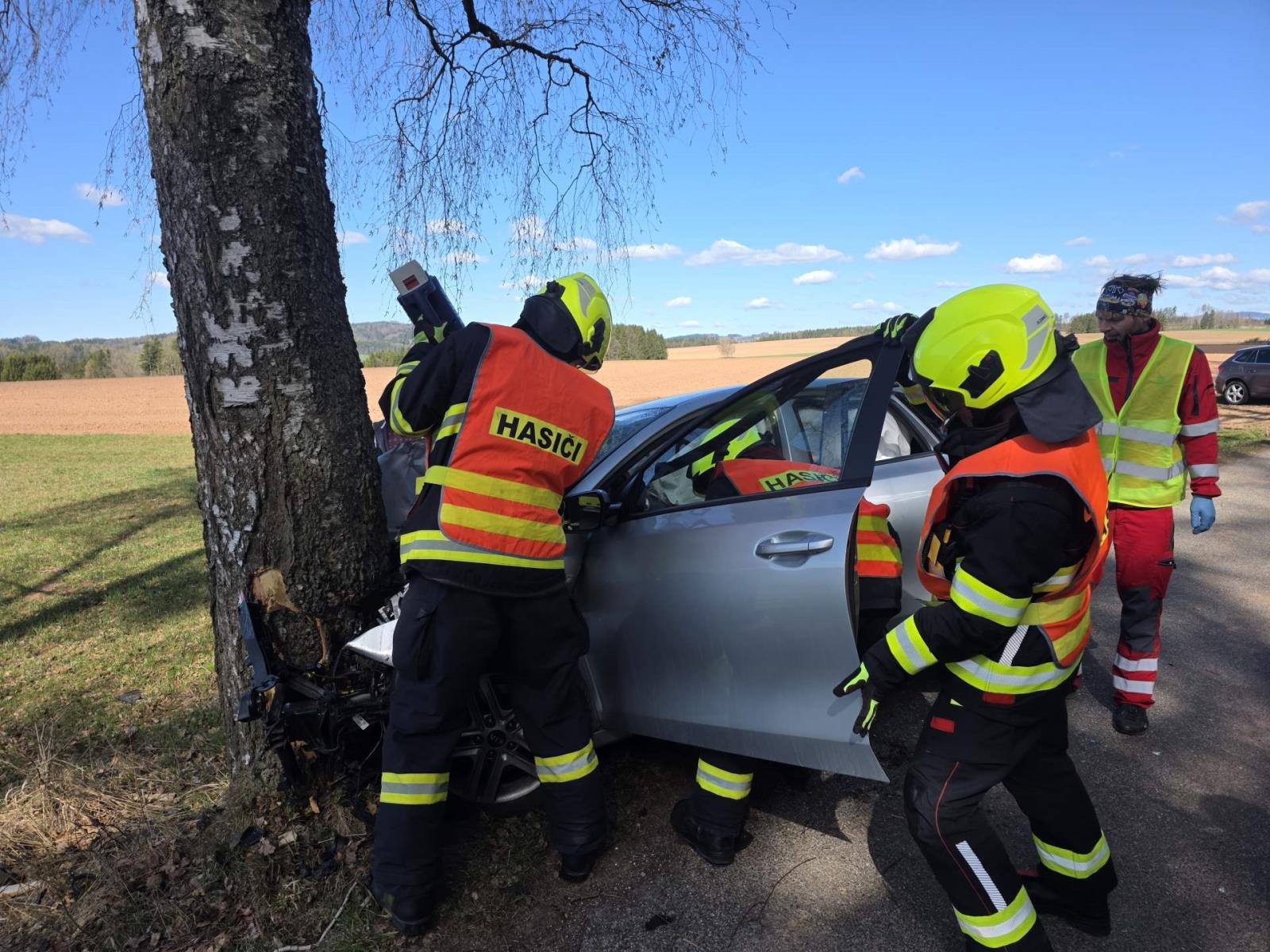 Při vyprošťování zasahující jilemničtí profesionální hasiči využili HVZ