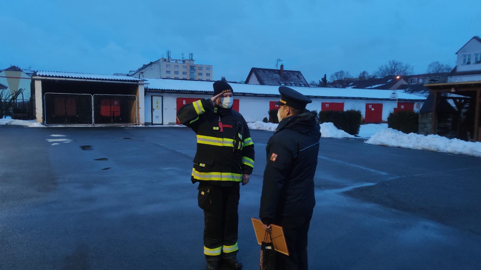 velitel stanice Nýřany npor.Bc. Robert Kučera a ředitel ÚO Plzeň plk. Ing. Pavel Musil.jpg