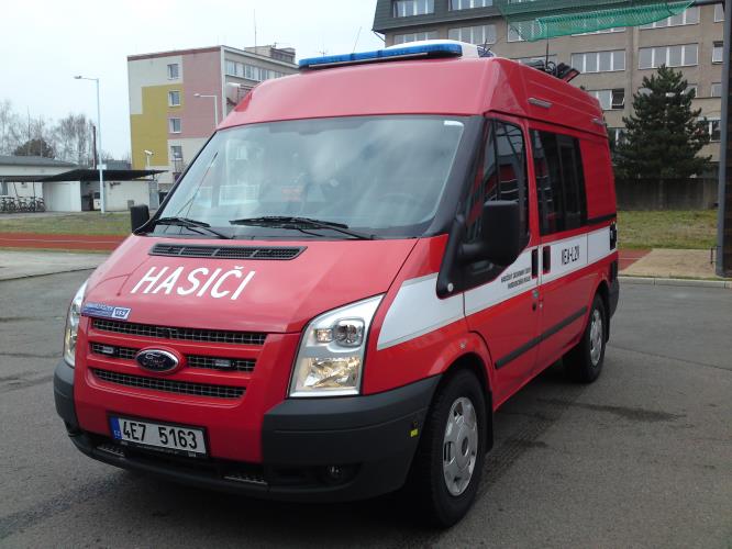 velitelsko-spojový automobil-.JPG
