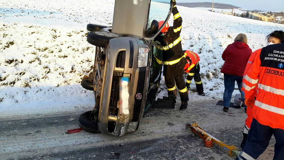 vozidlo po nehodě na boku.jpg
