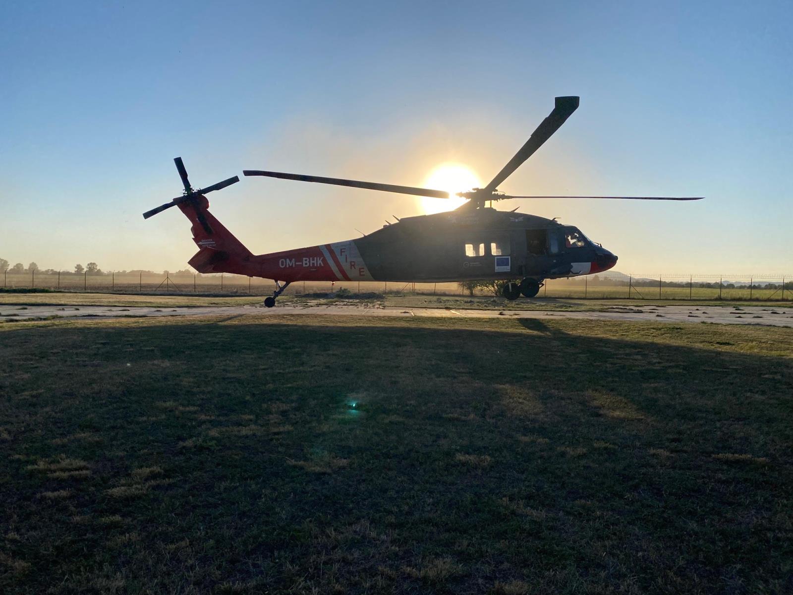 vrtulník při západu slunce