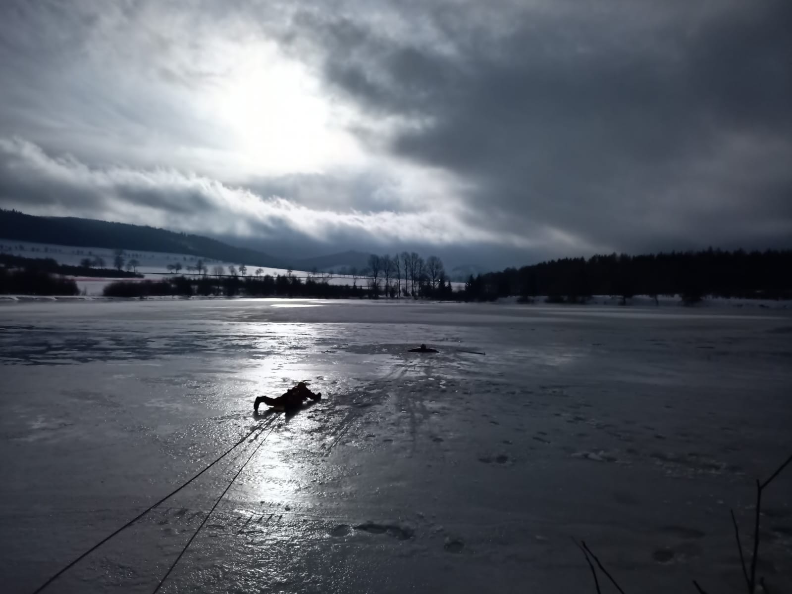 výcvik hasičů na zamrzlé vodě (9).jpg