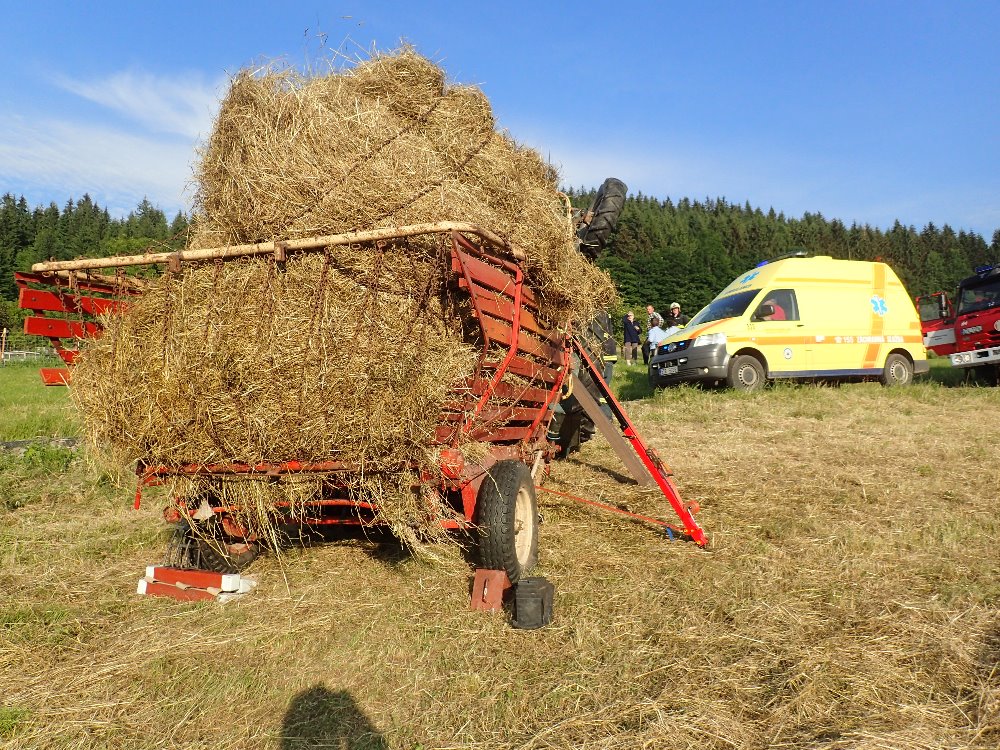 zachranatraktoristypoleDolniLomna (2).JPG