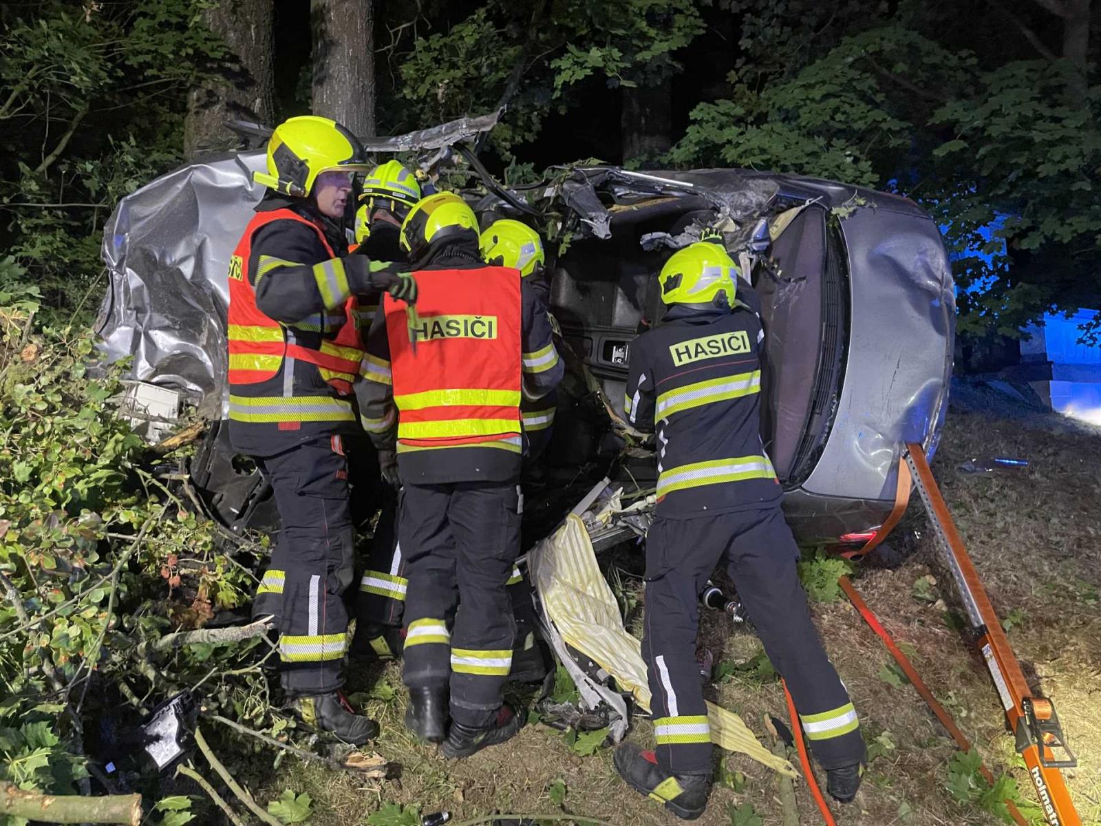 Před zahájením vyprošťování museli zasahující hasiči havarované vozidlo nejprve stabilizovat. Využili k tomu stabilizační rozpěrné tyče Holmatro
