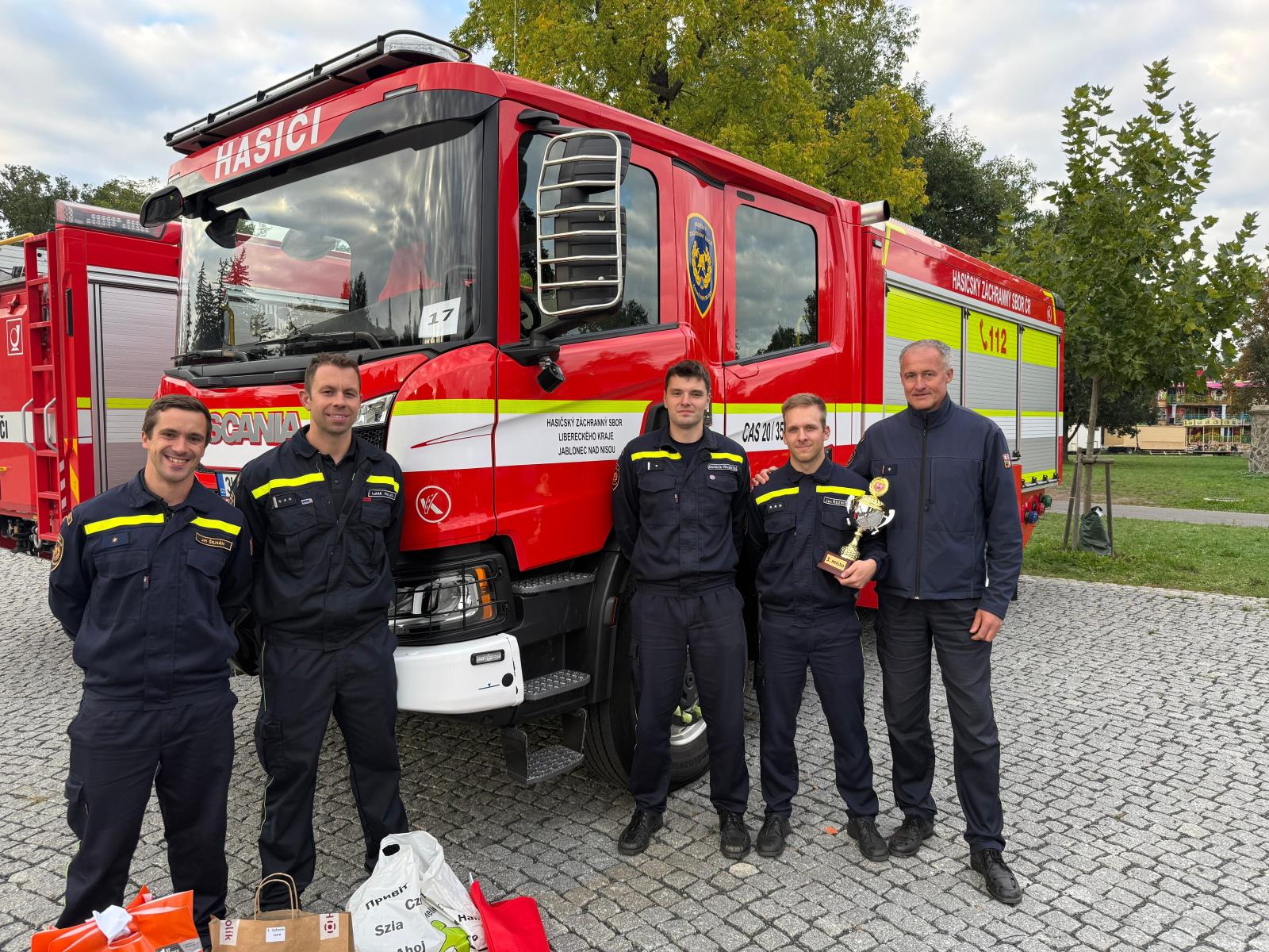HZS Libereckého kraje v soutěži ve vyprošťování úspěšně reprezentovali jablonečtí hasiči: Jiří Šilhán, Lukáš Pavlata, Dominik Valenta a Jan Řezníček. Na fotce společně s velitelem jablonecké stanice Davidem Patrmanem