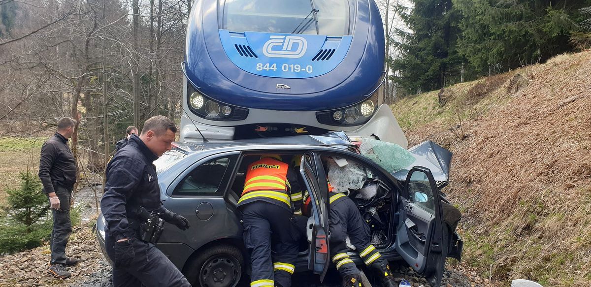 KVK_Osobní vlak narazil do auta na přejezdu mezi Novými Hamry a Vysokou Pecí_vyprošťování zraněného.jpg