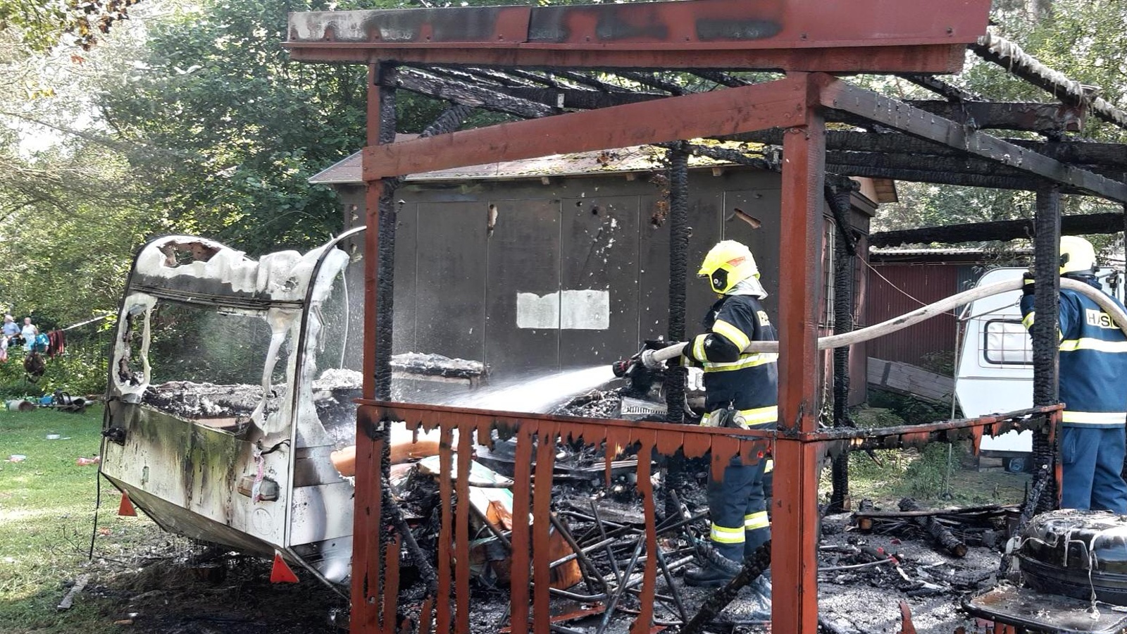 170724-Požár karavanu s dřevěným přístavkem v kempu na břehu Berounky u Velké Bukové na Křivoklátsku.jpeg