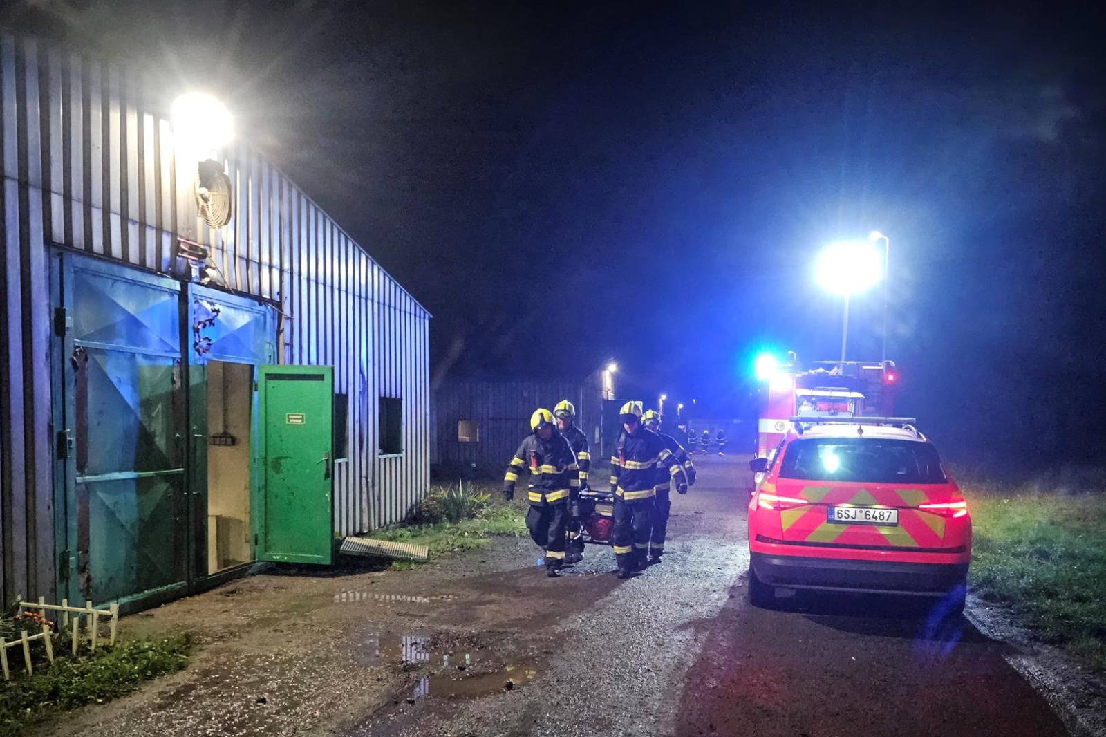 141024-Zajišťování náhradních zdrojů po výpadku elektrické energie ve velkochovu slepic v Těhuli na Slánsku.jpg