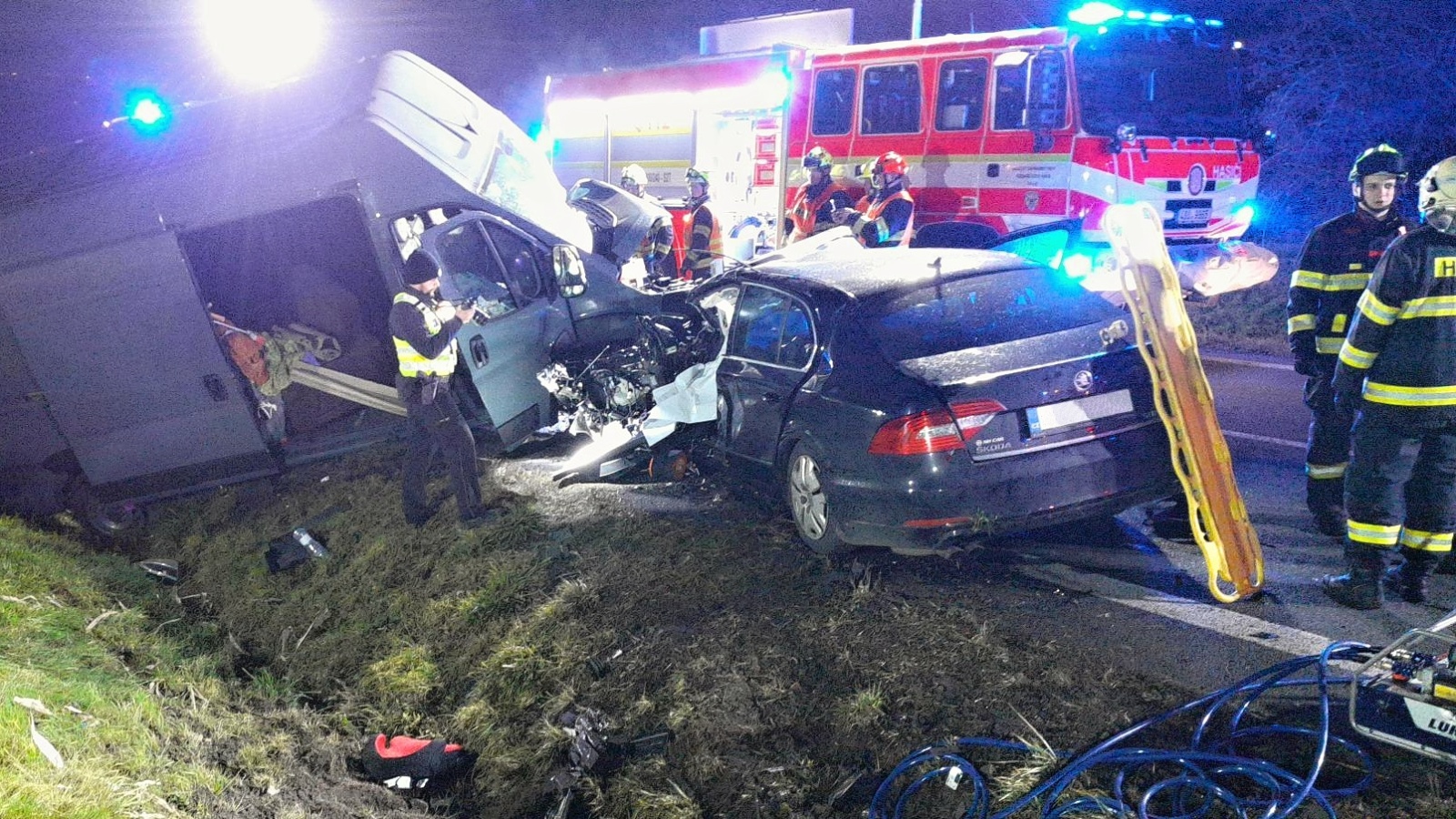 151124-Mezikrajská spolupráce středočeských a pardubických hasičů při vážné nehodě na silnici č. 17 u hranice krajů.jpg