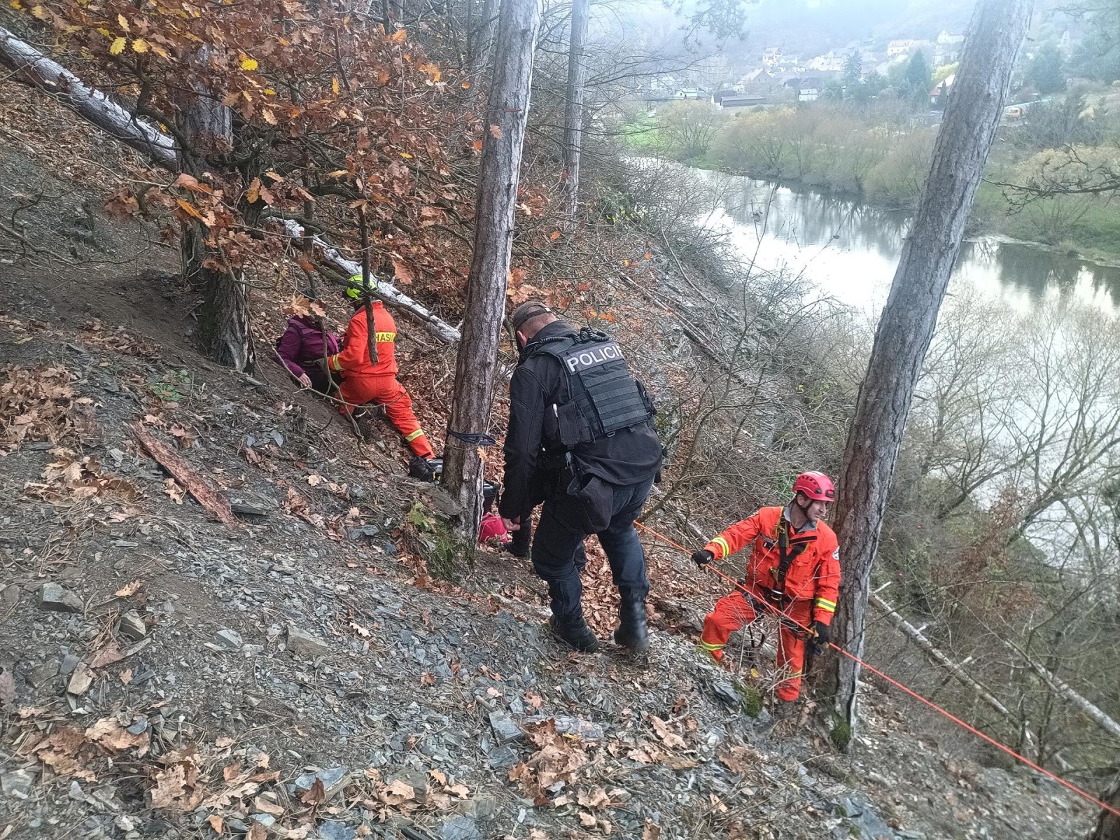 171124-Záchrana vysílené osoby pomocí lanové techniky z těžko přístupného terénu u Žloukovic na Berounsku.jpg