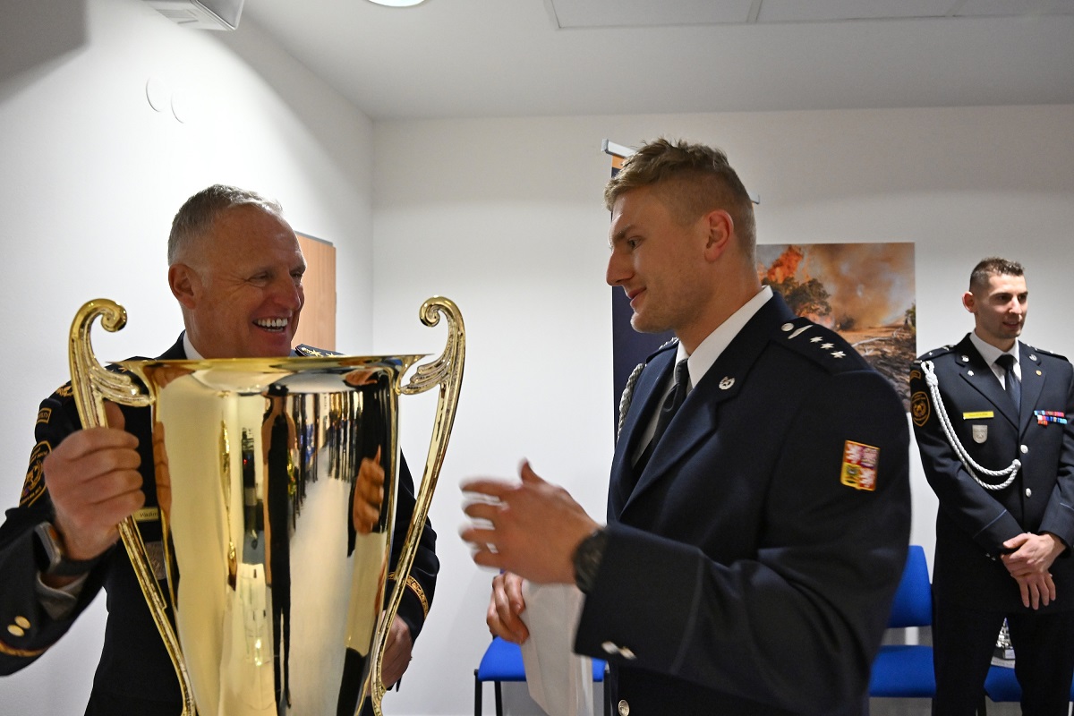 Generální ředitel HZS ČR genpor. Vladimír Vlček ocenil nejlepší sportovce Českého poháru ve dvojboji a disciplínách TFA