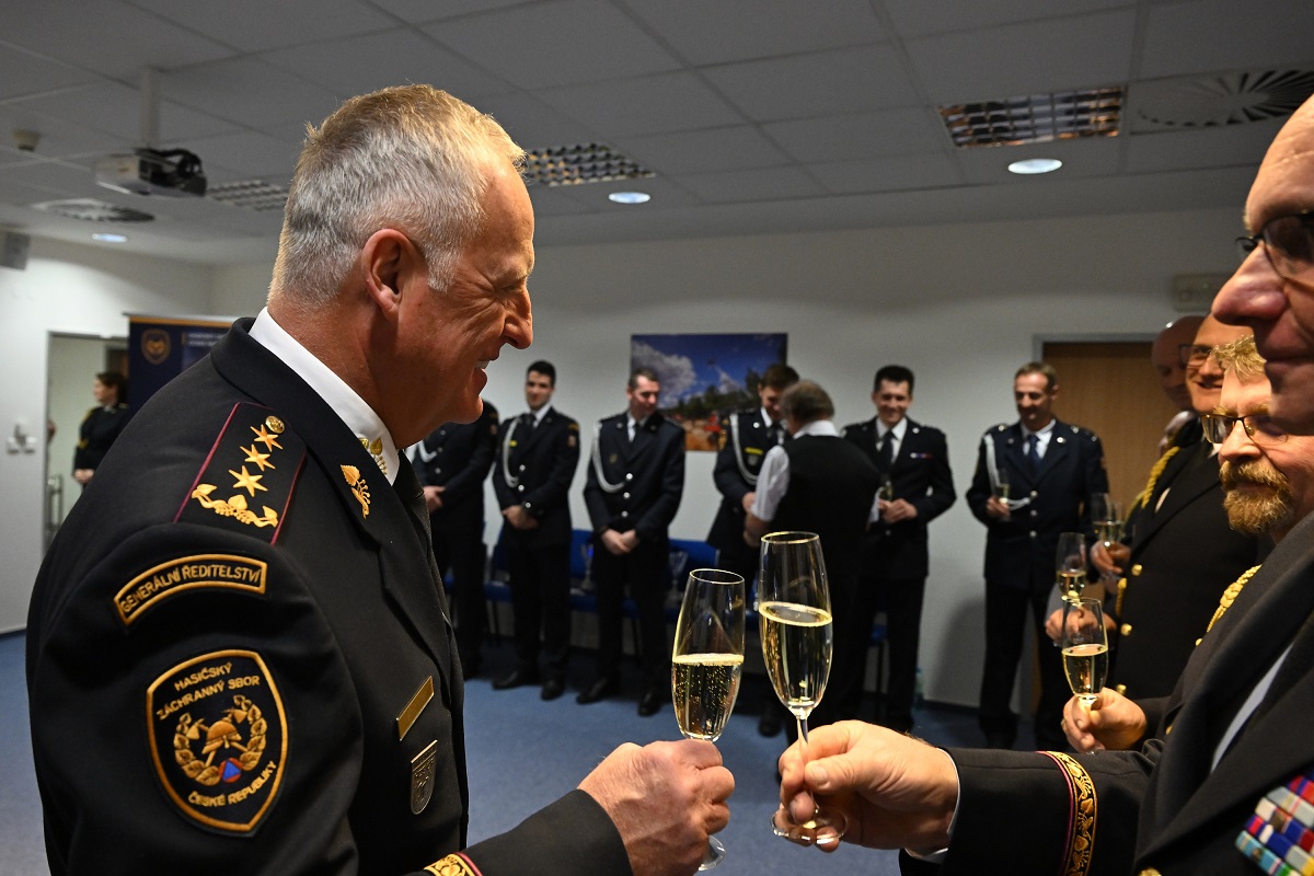 Generální ředitel HZS ČR genpor. Vladimír Vlček ocenil nejlepší sportovce Českého poháru ve dvojboji a disciplínách TFA