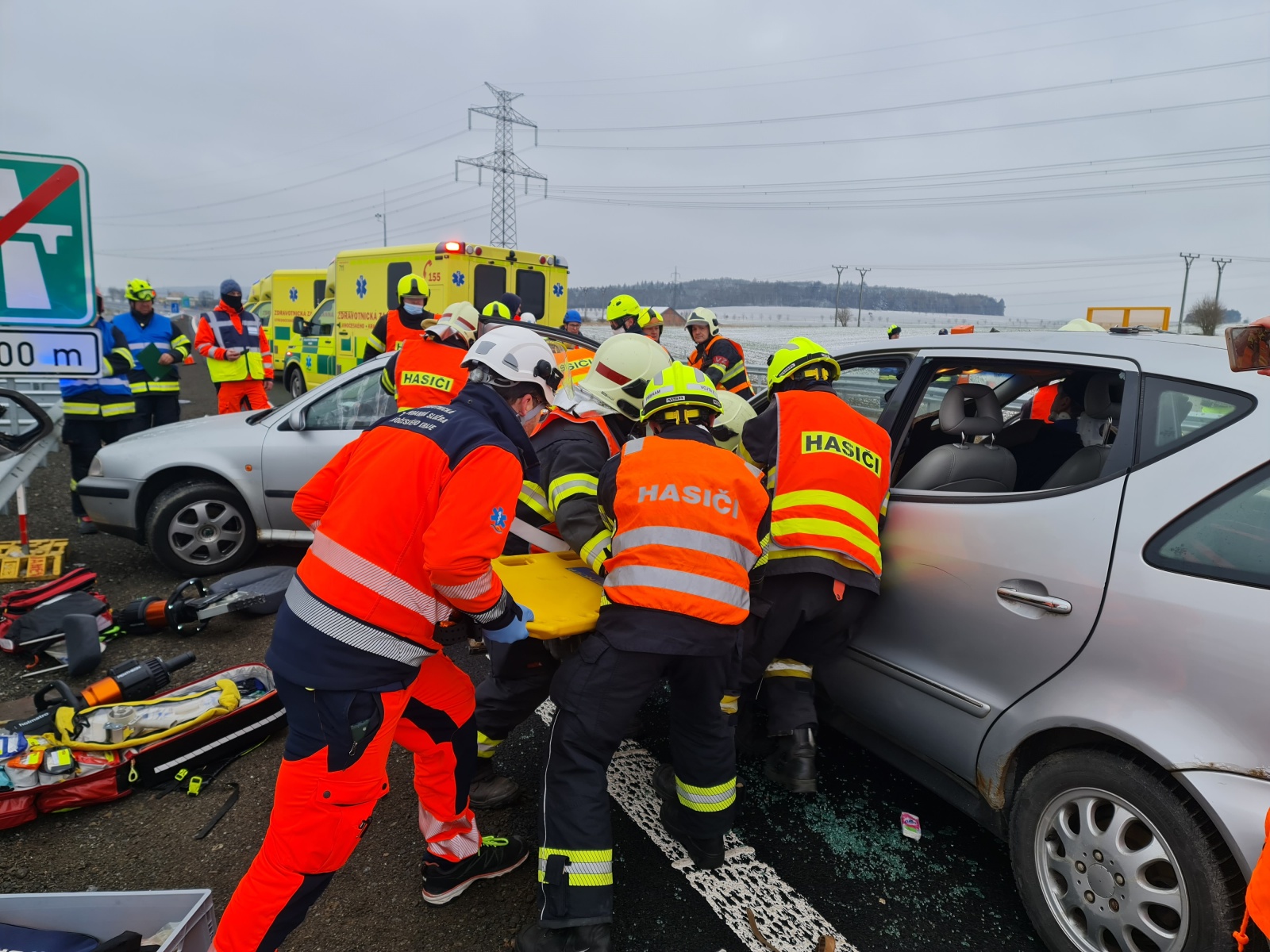 141224-Společné taktické cvičení se složkami IZS Jihočeského kraje na novém úseku dálnice D4 poblíž exitu Lety.jpg