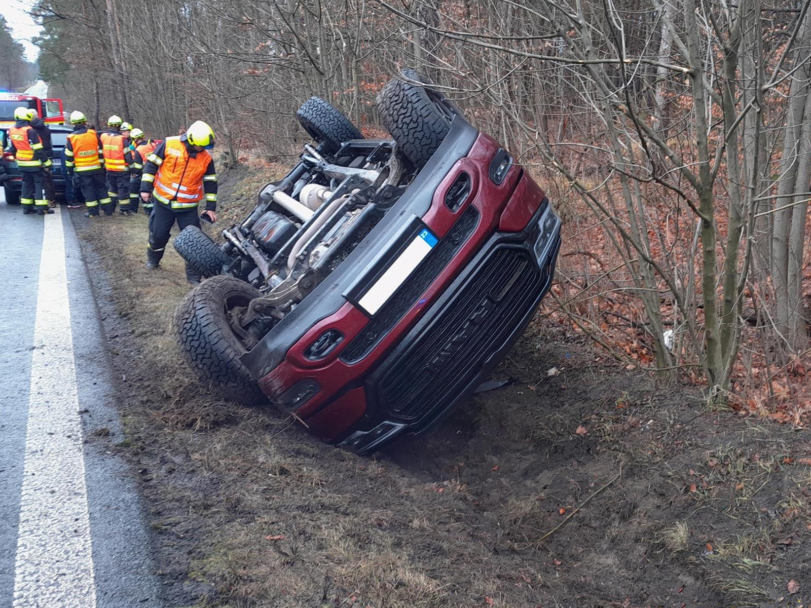 151224-Havárie osobního automobilu na silnici č. 38 na vjezdu do Libereckého kraje ve směru od Bělé pod Bezdězem.jpg