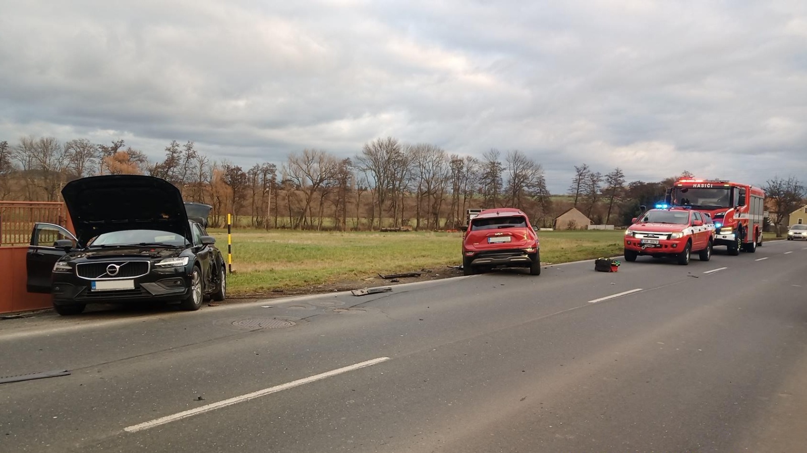 171224-Dopravní nehoda dvou osobních aut na silnici č. 2 na vjezdu do obce Bečváry na Kolínsku ve směru od Kutné Hory.jpg