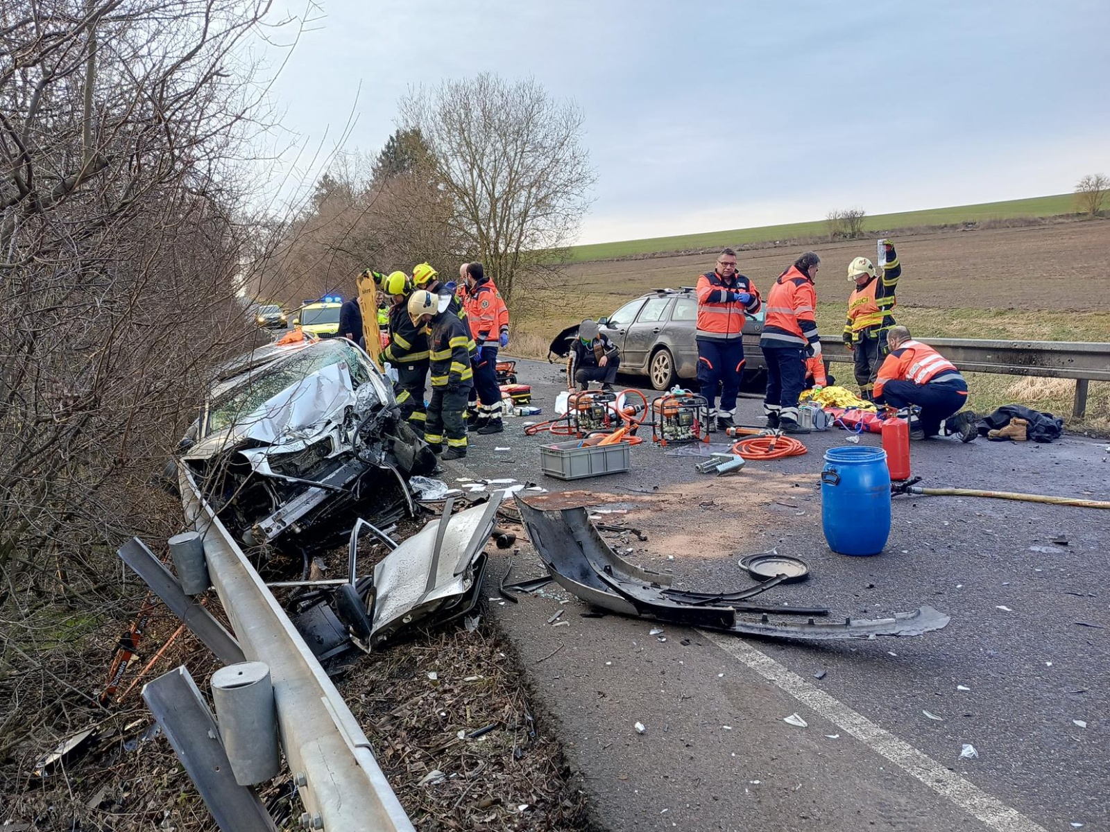 270125-Vážná dopravní nehoda dvou osobních vozidel mezi obcemi Nučice a Prusice v okrese Praha-východ.jpg
