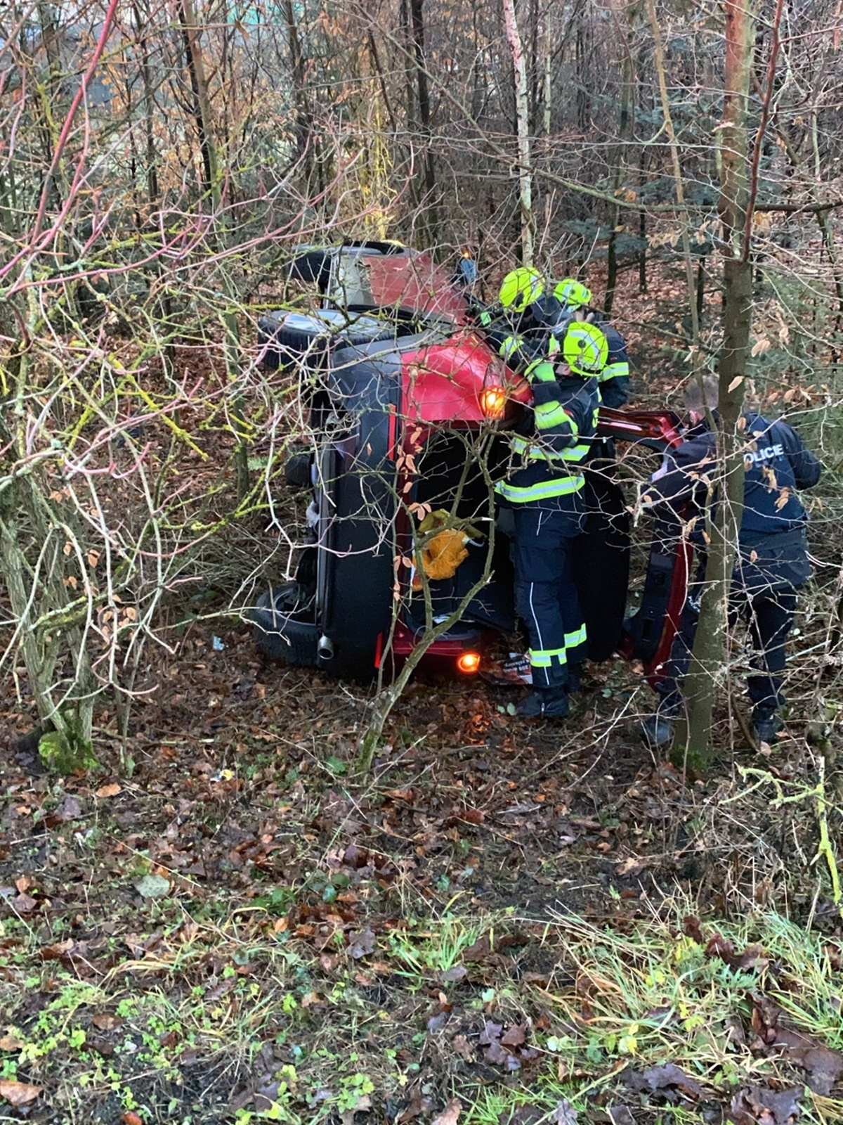 290125-Havárie osobního automobilu na silnici č. 118 za obcí Nouzov na Kladensku ve směru k Berounu.jpg