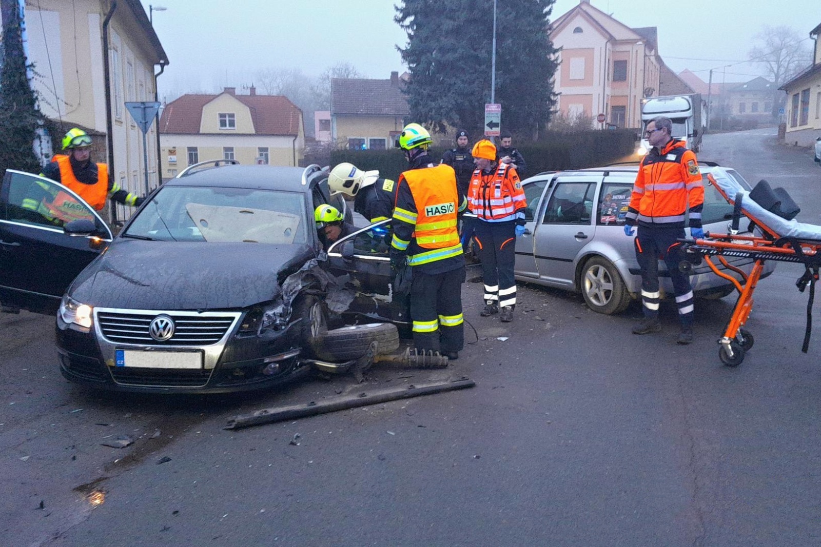 260225-Vyprošťování zaklíněného řidiče po střetu dvou osbních aut v obci Křesetice na Kutnohorsku.jpg