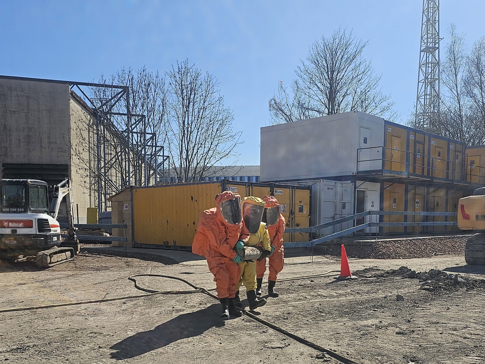 030425-Zajištění staré tlakové lahve nalezené při výkopových pracích v bývalých kladenských mrazírnách.jpg